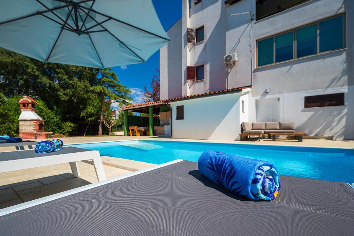 Big Swimming Pool Apartment Monvidal Pula Exterior foto