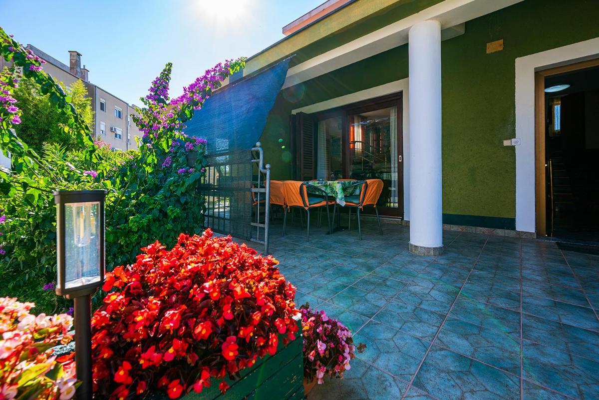 Big Swimming Pool Apartment Monvidal Pula Exterior foto