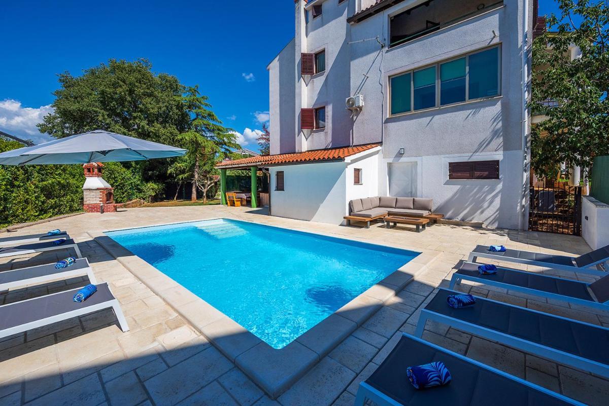 Big Swimming Pool Apartment Monvidal Pula Exterior foto